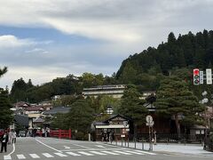 車はぐるっと回りながらのぼりますが、徒歩は最短距離で行き来できます。
なかなかの急斜面を降りたら目の前はすでに古い町並み。
テクテクあるいて陣屋前へ、振り返ると旅館がドーンと見えました。
（陣屋前にマツキヨ出来てた。あら便利。）
