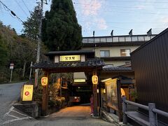 両手に花ならぬ、酒！状態で宿に戻りました。
入り口がライトアップされていて、グッと雰囲気よくなっていました。