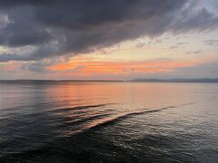 夕飯の前に宮里海岸へ夕陽を見に行きます

風が北東なので南側のこちらの海はベタ凪