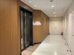 いちおうカードラウンジもあるんですよ(^_-)-☆

ただAMEXは無料では使えません
他ブランドのゴールドカード以上なら無料です

今回は団体なのでパスします