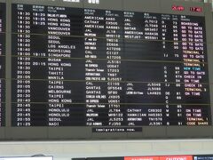 ４月２６日、仕事を少し早く切り上げて、社員達の冷たい視線を振り切って一旦自宅に帰り、自分の車で成田空港へ。
今年もＪＡＬの特典航空券をゲットして、２０：４５発ＪＬ７８４便でオアフ島へ。
今のところオンタイムで、搭乗はゲート６１だ。