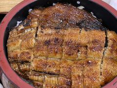 2食目は駅に到着して即ひつまぶしを。
有名どころで、と思ったけど高いし混んでるし。。
あらかじめ駅地下にあるお手頃価格だったお店を予約しておきました。

初体験のひつまぶしは思ったより味が濃い！
お出汁をかけて食べるのに抵抗があったのですが
おいしくてびっくり笑
また食べに行きたい。今度は他のお店にも行ってみたいなぁ。

新幹線でビールを少な目にしたせいで
ここで飲みたい欲が出てしまい、瓶ビールを追加したいと妹。
食べ終わる前に満腹になってしまい、後悔するハメに。
勢いって怖い笑
