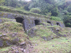 下り、川の対岸に清水谷精錬所跡があります。ここは外せません。
かなり大がかりです。斜面を利用しています。
