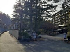 さあ、お宿へ向かいます
右は下部ホテルで、左の道を進んでいくと今夜の宿泊先である梅ぞ乃さんです