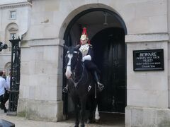 紺色の上着に赤い羽飾りの制服は
ブルー・アンド・ロイヤル・ガーズの隊員で、
緋色の上着に白い羽飾りの制服だと
ライフ・ガーズに所属する隊員だそうです。

騎兵の横の注意書きに
「馬は蹴ったり噛むかもしれない。」
って書いてあるのが笑えました。
