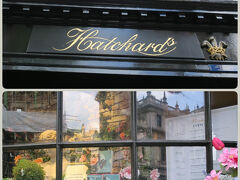  Piccadilly通り「ハッチャーズ」

王室御用達の書店です。
店名の上のエンブレムが御用達の証しだそう。
ウィンドウのディスプレイがとてもお洒落で目を惹きます。
