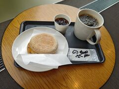 六花亭は諦めて、近くのスタバで朝食。サイズアップモーニングで820円。

搭乗前におにぎり食べたのですが、この後アルコール飲む予定なので空きっ腹は避けたかったので、北海道ぽくないけど食べちゃいます。