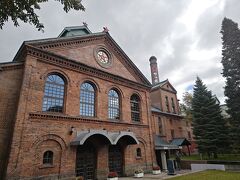 スタバの後に向かったのは、ビール博物館。

札幌駅からバスで向かいました。

１２時３０分からのプレミアムツアー１０００円を予約済です。とりあえずツアーの受付と、予約済の食事の受付をしてもらいます。