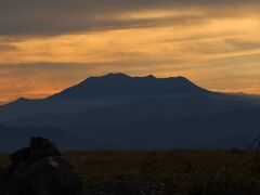 こちらは車山山頂から見た夕日にそびえたつ御嶽山。穏やかな姿を見てると噴火災害があった山には見えません