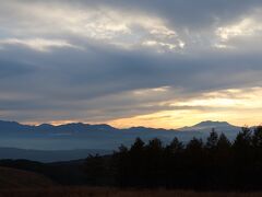 ビーナスラインを西に入った霧ヶ峰の駐車場から見た夕景。見える山々は車山からの景色と変わりませんが、木々が邪魔です。時間がない人はこちらから見てみ良いでしょう