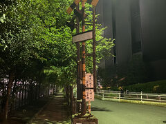 近くにある浜離宮前踏切跡。
昔はこの先の築地市場につながる引き込み線が走っていたそうです。