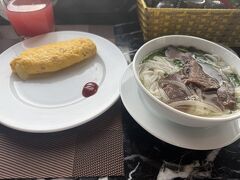 作ってもらったオムレツとフォー！とりあえず他は変わり映えメニューなんだけど朝食としてはマル！