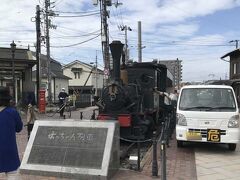 【坊ちゃん列車給油中】
ここ、道後温泉駅前ですよ。車両基地じゃないこんな所で、こんな風に給油するんだなあ。興味深い。