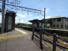 　朝とはいえ、真夏に等しい暑さの今年の９月。汗びっしょりで宿に戻れば、ママが荷造りを完了させてくれていました。
　スマイルが素敵な宿のお母さんの車で、名鉄・三河鳥羽駅へ。駅舎もない無人駅ながら、券売機がちゃんと置いてあるのは立派です。
