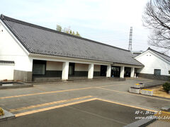 次にやって来たのは、市役所から500m程の場所にある「川越市立博物館」です。
白壁姿で蔵造りのイメージの外観となります。

博物館のあるこの場所は、かつての二ノ丸跡です。 