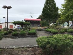 　高低差のある博物館前の庭には花時計のような植え込みがあった。奥に見えている赤い屋根の建物は中村記念館。ほべつ町開拓の先駆者、中村平八郎とその長男（のちに村長も務めている）が住んでいた木造の住居で現在、町民の憩いの家として利用されている。平成13(2001)年国の登録有形文化財となっている。