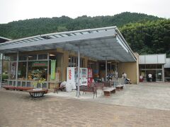 途中、津和野近くの道の駅・なごみの里で昼食を取りました。
源氏巻やふぐめし、茶漬けなどを販売していました。左奥にラドンを多く含む温泉施設が、右奥にレストランがありました。連休最終日の昼、レストランは地元の家族連れと観光客でにぎわっていました。わさびうどんと肉うどんを注文しました。ツンとするわさびが効いたわさびうどんと、やや甘く煮た牛肉が美味しい肉うどんでした。