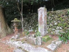 本堂脇の階段を上がったところに、苔が生えた石碑が建っています。大坂夏の陣で大阪城から徳川家康の孫娘・千姫を救出、その後、千姫の嫁ぎ先を探していたものの、自分の知らないところで嫁ぎ先が決まったため、千姫を奪回しようとしたことで屋敷を包囲され自決したとされる人物です。寺の方が供えたのでしょうか、墓石の前に生花が供えられていました。