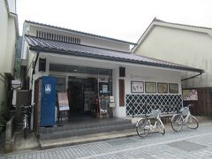 津和野駅から7分ほど、本町通り沿いに建っています。1階では津和野の歴史や史蹟、自然、文化、観光スポットなどをパネルで解説していました。2階では鷺舞や岩見神楽、津和野踊、流鏑馬神事などの衣装や映像を見ることができました。津和野大橋近くに建つ、津和野藩の美術工芸品や歴史資料が展示されている郷土館とともに、津和野をより理解できる施設だと思います。