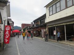 津和野駅と殿町通りの間、津和野町日本遺産センターから津和野カトリック教会あたりまで続く通りです。訪れた日はえびす講祭りが行われていて、地元の人たちによる店が出店したり、広場で石見神楽の実演が行われたりしていました。通りの両側には古民家を改築した和雑貨店や、創業300年の老舗和紙店、酒蔵など、昔ながらの店が点在していて、時間があれば店に立ち寄りながらゆっくり散策したい通りです。本町通りの先には鯉が泳ぐ津和野を象徴する殿町通りが続いていて、本町通りとともに江戸時代の雰囲気が残る通りになっています。