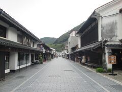 津和野駅から5分ほどの本町通り沿いには歴史ある造り酒屋や、300年以上の歴史があるお香や手漉き和紙、雑貨を販売する店、呉服店など趣ある店が点在しています。本町通りに続く殿町通り沿いには鯉が泳ぐ掘や、武家屋敷門、白壁やなまこ壁の藩校など風情ある街並みが続いています。鯉に餌を上げたり、かつての藩校を訪れたり、津和野の伝統菓子・源氏巻の店に入ったり、歴史を感じる津和野のメインストリートになっています。