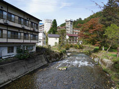 そのすぐ先で、川を渡る。佐梨川と言う。その両岸に、温泉宿が立っている。その左岸が、大湯温泉の中心であった。