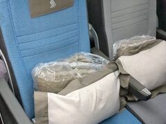 30分程遅れての搭乗でした。
ほぼ満席だったのですが隣は空席でラッキー♪
席には枕とブランケットがありました。機内は寒いですが長袖と厚めのパーカーで大丈夫でした。帰りのデンパサールからシンガポール便が結構寒かったので便や席にもよるんでしょうか。
CAさんの制服が素敵(*⁠^⁠^⁠*)対応もとてもよかったです。