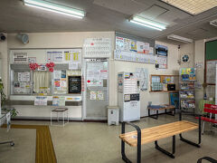 8時に釜石駅とーちゃく

この日は9:03発の
三陸鉄道に乗って久慈まで行く

で車返却したあとJRの売店で
お土産とか朝ごはんとか買い物したあと
三陸鉄道の駅の方に移動

まったりしてると団体さん現る