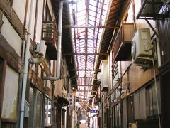 目的地の通称「旭マーケット」にやって来ました、

話しには聞いてましたが圧巻です！…、他に類をみない木造アーケード建築ですがよく残っていたものです。

＊詳細はクチコミでお願いします
