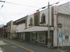 それでは周辺の「西脇区のまちなみ」をぶらぶら歩きにて楽しみます～、

県道沿いには大正から昭和にかけて発展した町並みが今も残っています、が大半は戦後に掛けて建て直した看板建築やバラック建てなどが融和したものが多いです。

＊詳細はクチコミでお願いします
