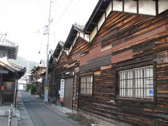 戻ってバス通りの路地に在る「播州織工房館」です、

往時を彷彿させる洗染織物工場跡をリノベーションした工房で、播州織を使ったシャツ・小物・雑貨などの販売・展示、手機織り体験コーナーなど播州織の魅力を発信してるようです。