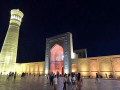 食べ終わりカラーン・ミナレットのライトアップを見に行く。