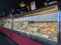 明日の朝食を買うついでにイタリアンレストラン「マッシモ」のジェラートを食べることに。夕方からは行列ができると聞いていましたが、空いててラッキー☆