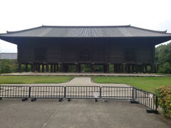 大仏様を後にして
てくてく歩いてみました。
見たいところありすぎたので
まずは近くにあった「正倉院」
高床が珍しい。