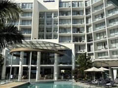 ホテルに荷物を預けます。

最初の宿泊地は Crystalbrook Riley 
ケアンズ周辺には系列のホテルが３つあり、その中で最もガーデンプールが大きく、リゾート感が感じられるホテルをチョイスしました。ちなみに、市街地の中心部からは少し離れています。