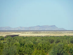 「マトマタ（Matmata）」の観光を終えて昼前にバスは「スファックス（Sfax）」に向かって出発します。