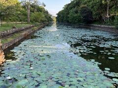 翌日、朝食を食べる前に、岩見荘で自転車を借りて、シギリアロックへ向かう。１０分位だった。