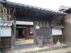 萩市公開文化財９施設の一つで、一日共通券が利用できます。
幕末の藩医で蘭学者の青木周弼の旧宅で、1859年に建てられました。青木周弼は藩主毛利敬親の侍医や医学館の館長を務めました。日本屈指の医師として全国的にも知られ、各地から集まった多くの弟子を育てました。