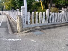 「野口神社」手前の角に道標
大野村・式内日岡神社・廿五丁三方向を示しています。