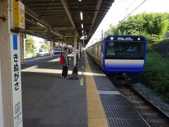 乗る電車到着。11両編成の成田空港行き。
ちなみにすれ違う久里浜行きは４両編成で、ホームのずっと向こうの方まで行ってしまった。