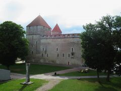 「クレッサーレ城」に向かいます。
1380年代にドイツ騎士団がサーレ・ラーネ司教のために創建した中世の修道院型の城です。
その後この要塞は、バルト海交易を左右する要衝として次々に変わる歴代の支配者の手によってより強固に改築されていきました。