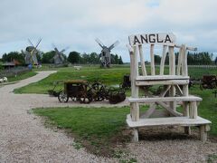 10：15　次は「アングラの風車群」
19世紀頃に建てられ始め、最も多い時は島全体で800基以上ありました。