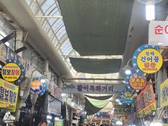 ケーブルカーで降りて、タクシーを探すとタイミング良くタクシーが来てくれてそのまま町に戻る。
途中の中央市場でタクシーを降りて、海鮮を食べることにする。