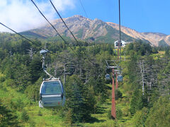 御岳ロープウェイは標高1570mの鹿ノ瀬駅と標高2150ｍの飯森高原駅を結んでいる。
料金は往復2600円、片道1400円。
明日の復路は、時間と体調が許せば徒歩で移動するかもしれないので、片道だけ購入。