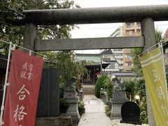 【粟島神社】
　千川駅から歩いて数分のところに粟島神社があります。