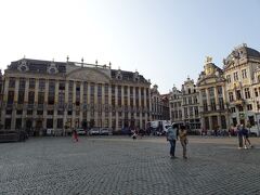 わー、フラワーカーペットが片付けられたグランプラスだ！！。
夜のうちに撤収しちゃったようです。。。

両方の景色が楽しめて最高よー。