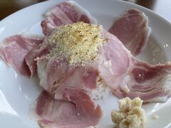 NIWAKARA豚丼（1,500円）

ひと口食べた瞬間、とろけるよう！
脂の甘味がとても上品で
肉の旨味だけがダイレクトに伝わってくる(#^^#)
焦がしチーズ、ホースラディッシュとの
相性も抜群でした

「食べる国宝」の看板に偽りなし！

「メニュー写真より隙間が多い」問題には
まあ目をつぶっておきますか(;^ω^)