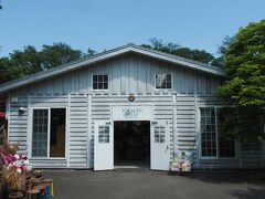 こちらの建物が受付兼入口ですが
入る前に右横に回ると…