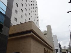 一晩お世話になる第二富士ホテル。
名古屋駅に近いほど高くなる宿泊費。
地下鉄の24時間チケットを買ってもここまで来た方が、名古屋駅近くのホテルに泊まるより安かったんです。
最寄りの高岳駅からは5分も歩けば到着しますので、十分お値打ちホテルだと思います。