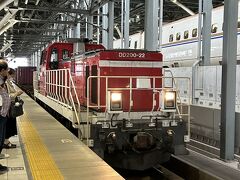 あいの風富山鉄道に乗り換えます。
列車が来ると言うので、慌てて写真を撮ったら
貨物列車だった。